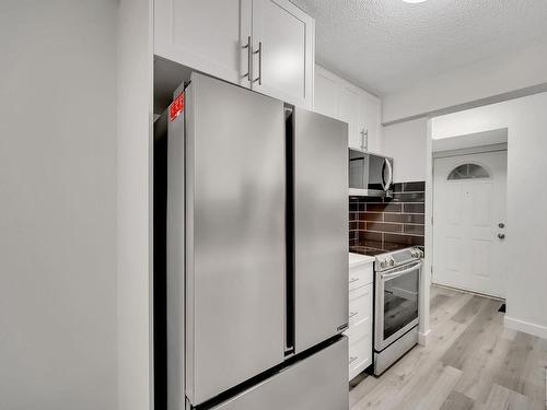 21E Meadowlark Village, Edmonton, AB - Indoor Photo Showing Kitchen