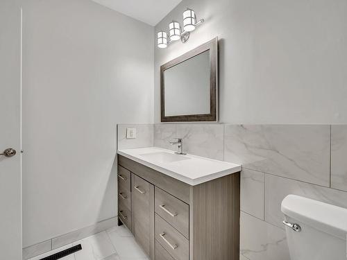 21E Meadowlark Village, Edmonton, AB - Indoor Photo Showing Bathroom