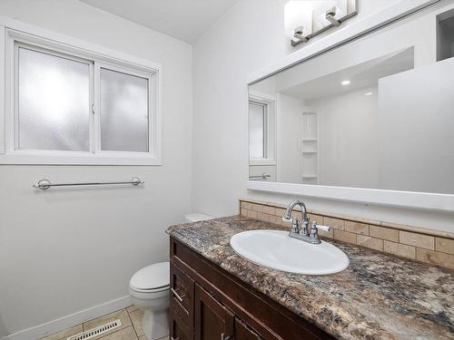 8716 136 Avenue, Edmonton, AB - Indoor Photo Showing Bathroom