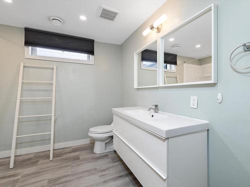 8716 136 Avenue, Edmonton, AB - Indoor Photo Showing Bathroom