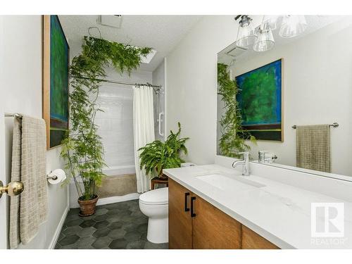 17927 62C Avenue, Edmonton, AB - Indoor Photo Showing Bathroom