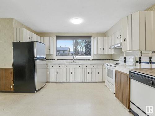 5735 144 Avenue, Edmonton, AB - Indoor Photo Showing Kitchen