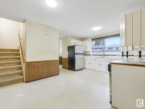 5735 144 Avenue, Edmonton, AB - Indoor Photo Showing Kitchen