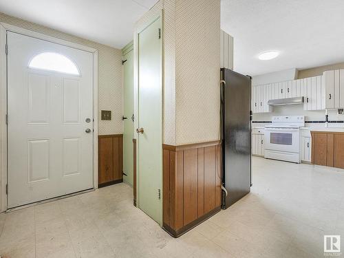 5735 144 Avenue, Edmonton, AB - Indoor Photo Showing Kitchen