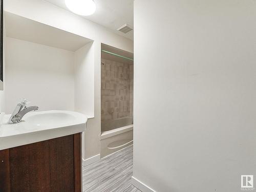 5735 144 Avenue, Edmonton, AB - Indoor Photo Showing Bathroom