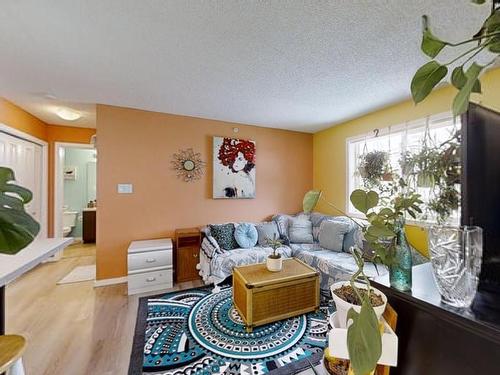 453 1196 Hyndman Rd, Edmonton, AB - Indoor Photo Showing Living Room