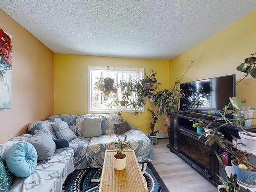 453 1196 Hyndman Rd, Edmonton, AB - Indoor Photo Showing Living Room