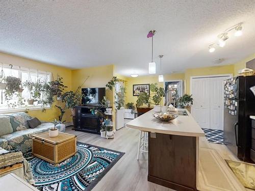 453 1196 Hyndman Rd, Edmonton, AB - Indoor Photo Showing Living Room