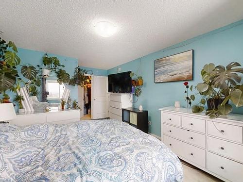 453 1196 Hyndman Rd, Edmonton, AB - Indoor Photo Showing Bedroom