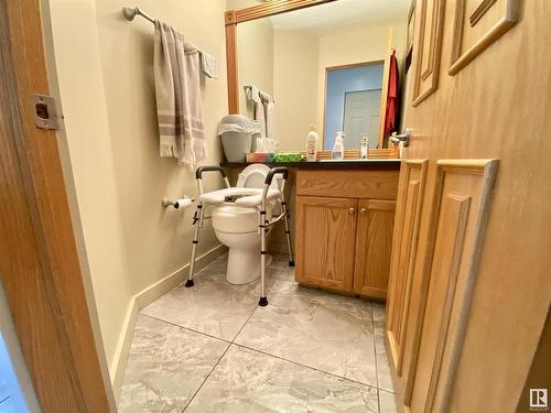 10932 177 Avenue, Edmonton, AB - Indoor Photo Showing Bathroom