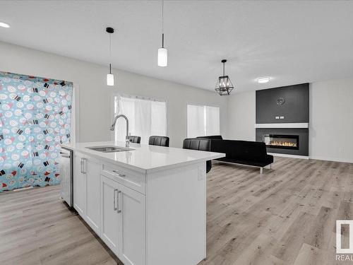 17234 9 Avenue, Edmonton, AB - Indoor Photo Showing Kitchen