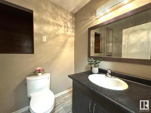 11834 44 Street, Edmonton, AB - Indoor Photo Showing Bathroom