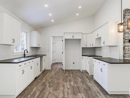 311 55504 Rr 13, Rural Lac Ste. Anne County, AB - Indoor Photo Showing Kitchen