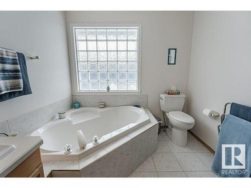 805 Proctor Wynd, Edmonton, AB - Indoor Photo Showing Bathroom