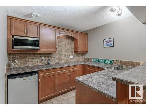 805 Proctor Wynd, Edmonton, AB - Indoor Photo Showing Kitchen