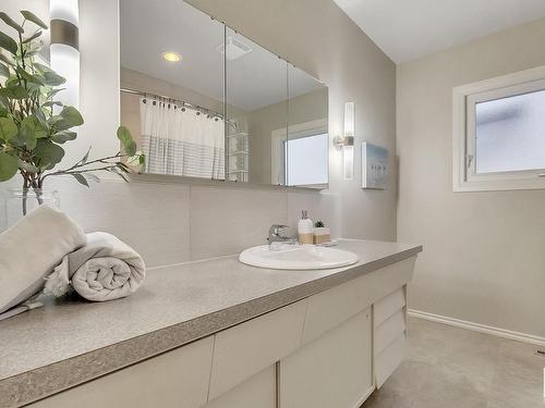 5719 114A Street, Edmonton, AB - Indoor Photo Showing Bathroom