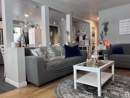 66 Grosvenor Boulevard, St. Albert, AB - Indoor Photo Showing Living Room