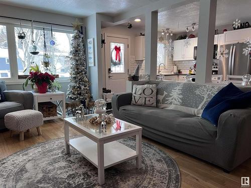 66 Grosvenor Boulevard, St. Albert, AB - Indoor Photo Showing Living Room