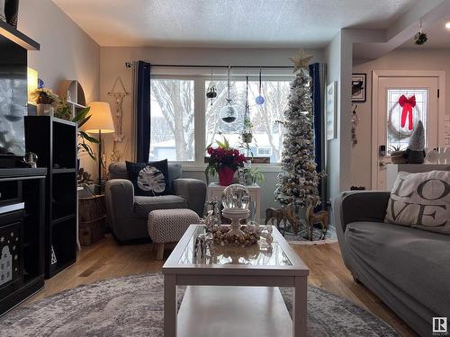 66 Grosvenor Boulevard, St. Albert, AB - Indoor Photo Showing Living Room