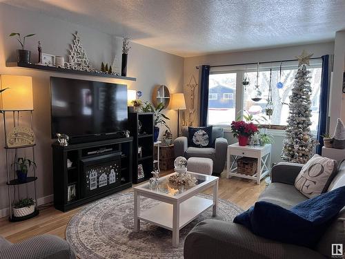 66 Grosvenor Boulevard, St. Albert, AB - Indoor Photo Showing Living Room