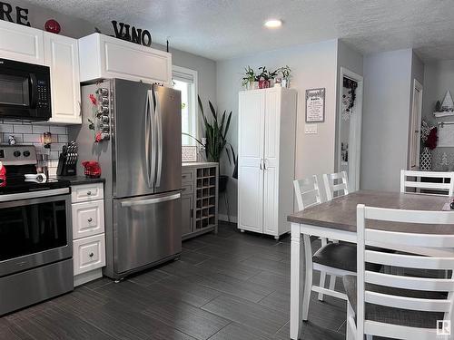 66 Grosvenor Boulevard, St. Albert, AB - Indoor Photo Showing Kitchen