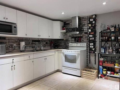 66 Grosvenor Boulevard, St. Albert, AB - Indoor Photo Showing Kitchen