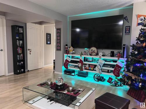 66 Grosvenor Boulevard, St. Albert, AB - Indoor Photo Showing Living Room