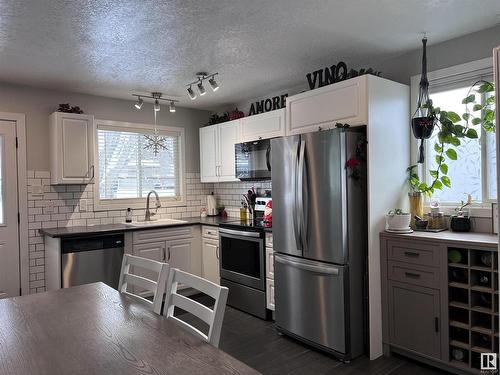 66 Grosvenor Boulevard, St. Albert, AB - Indoor Photo Showing Kitchen With Upgraded Kitchen