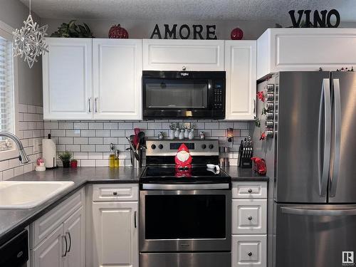 66 Grosvenor Boulevard, St. Albert, AB - Indoor Photo Showing Kitchen