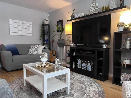 66 Grosvenor Boulevard, St. Albert, AB - Indoor Photo Showing Living Room