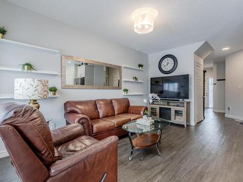 1038 Daniels Loop, Edmonton, AB - Indoor Photo Showing Living Room