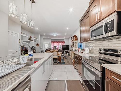 24 2803 14 Avenue, Edmonton, AB - Indoor Photo Showing Kitchen With Double Sink With Upgraded Kitchen