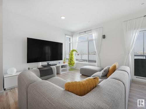 35 1010 Rabbit Hill Road Sw, Edmonton, AB - Indoor Photo Showing Living Room