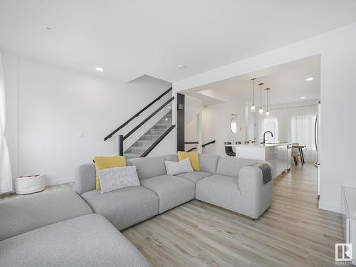 35 1010 Rabbit Hill Road Sw, Edmonton, AB - Indoor Photo Showing Living Room