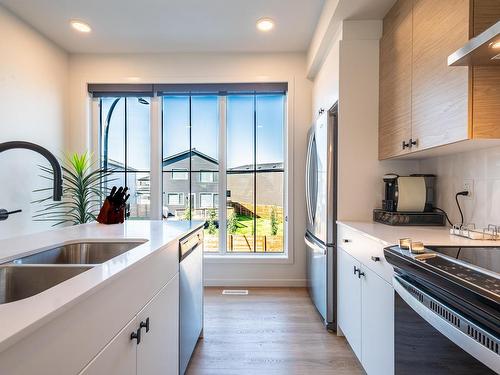 439 39 Street, Edmonton, AB - Indoor Photo Showing Kitchen With Double Sink