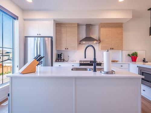 439 39 Street, Edmonton, AB - Indoor Photo Showing Kitchen