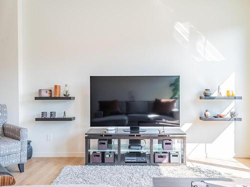 439 39 Street, Edmonton, AB - Indoor Photo Showing Living Room