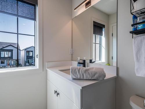 439 39 Street, Edmonton, AB - Indoor Photo Showing Bathroom