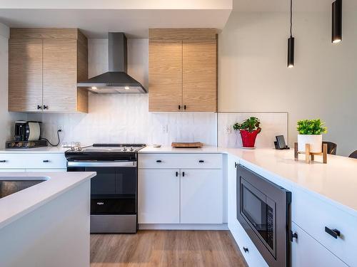 439 39 Street, Edmonton, AB - Indoor Photo Showing Kitchen