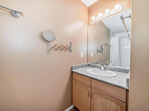 28 225 Blackburn E, Edmonton, AB - Indoor Photo Showing Bathroom