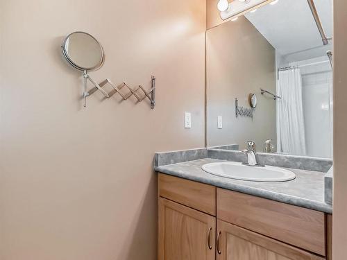 28 225 Blackburn E, Edmonton, AB - Indoor Photo Showing Bathroom