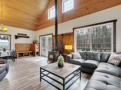 102 53513 Rge Road 35, Rural Lac Ste. Anne County, AB - Indoor Photo Showing Living Room