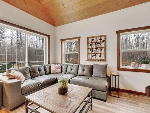 102 53513 Rge Road 35, Rural Lac Ste. Anne County, AB - Indoor Photo Showing Living Room