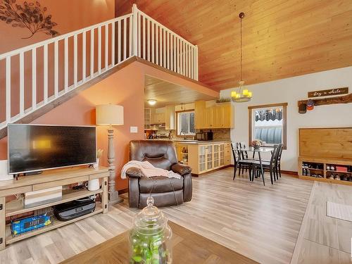 102 53513 Rge Road 35, Rural Lac Ste. Anne County, AB - Indoor Photo Showing Living Room