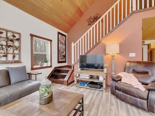 102 53513 Rge Road 35, Rural Lac Ste. Anne County, AB - Indoor Photo Showing Living Room