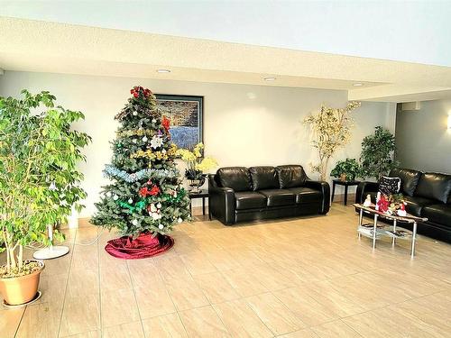 117 17404 64 Avenue Nw, Edmonton, AB - Indoor Photo Showing Living Room