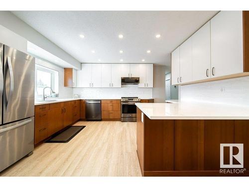 3213 110A Street, Edmonton, AB - Indoor Photo Showing Kitchen With Upgraded Kitchen