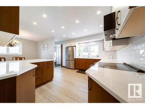 3213 110A Street, Edmonton, AB - Indoor Photo Showing Kitchen With Upgraded Kitchen