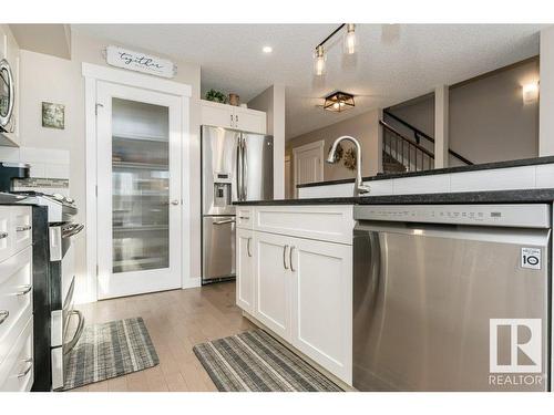 3047 Harvey Crescent, Edmonton, AB - Indoor Photo Showing Kitchen