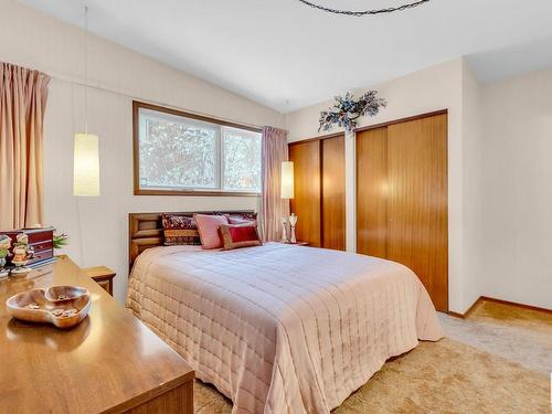 8 Grenfell Avenue, St. Albert, AB - Indoor Photo Showing Bedroom